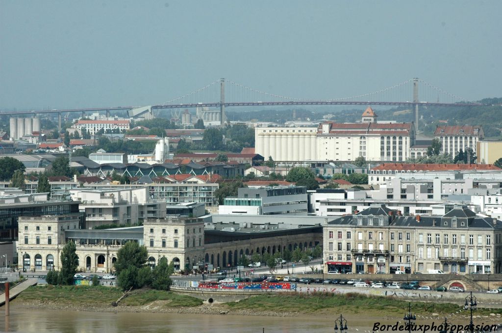 Au loin, le pont d'Aquitaine et le bâtiment blanc des Grands Moulins de Paris.