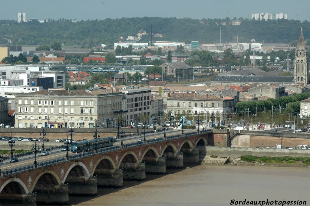 Le pont de pierre, la place Stalingrad et l'église Sainte Marie de la Bastide avant réfection.