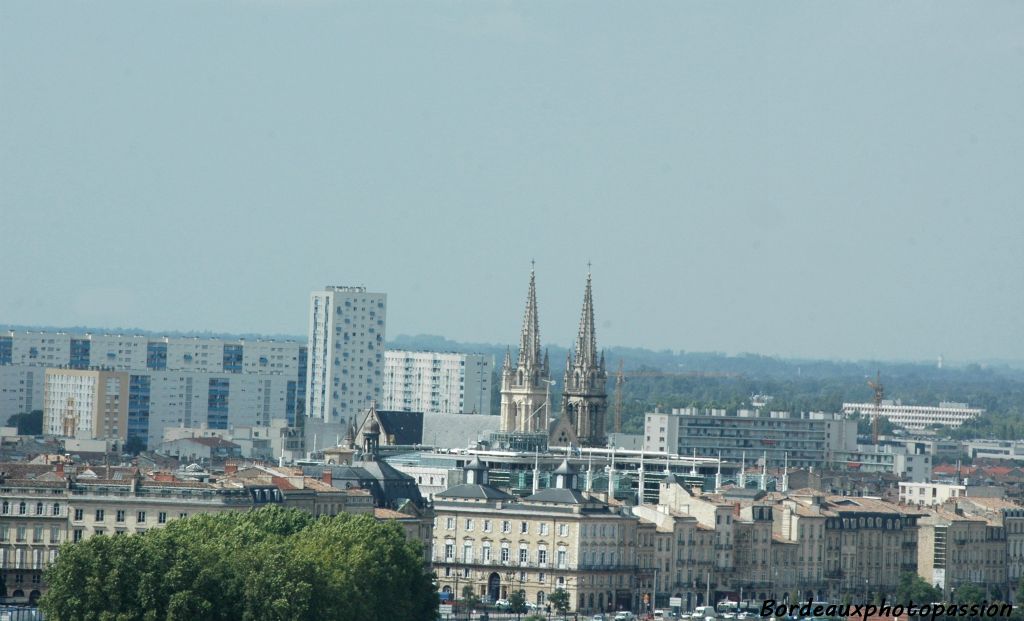 La façade du quai des Chartrons et les flèches de l'église Notre-Dame des Chartrons.