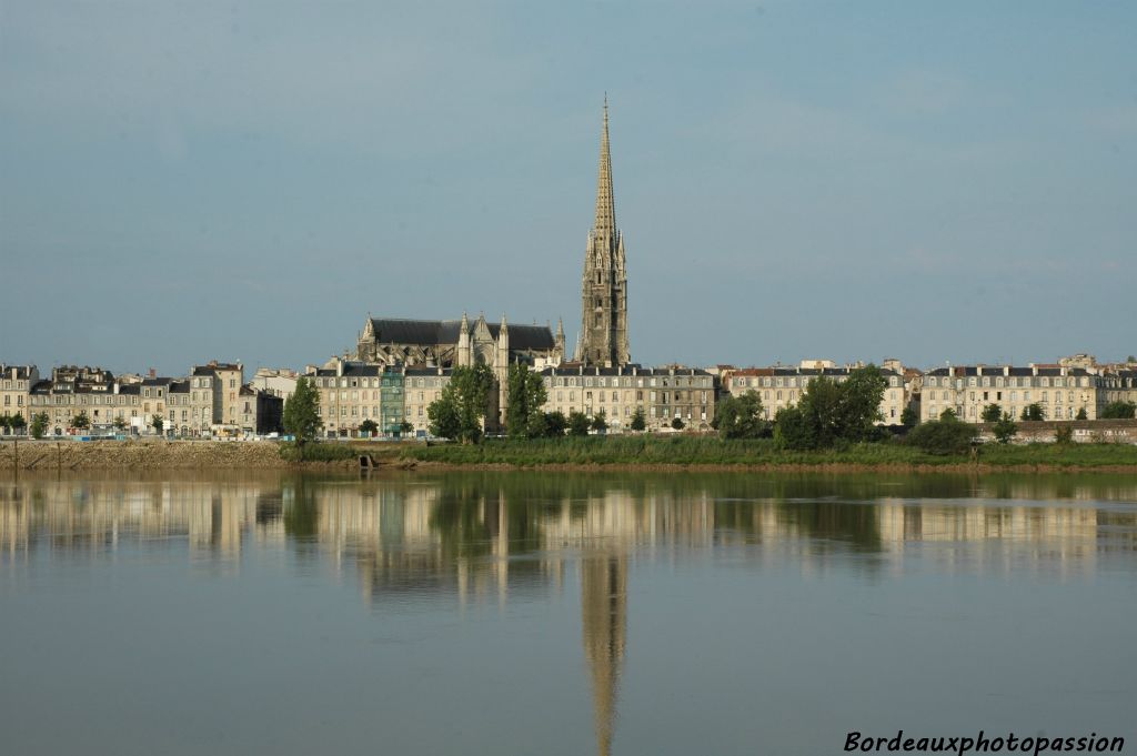 Parfois, la Garonne se comporte comme un lac où la flèche Saint-Michel n'oublie pas de se refléter.