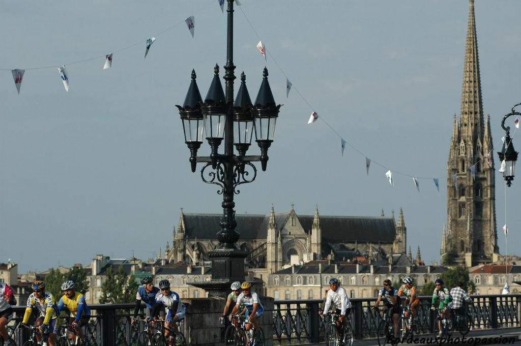 Si vous sortez de Bordeaux par le pont de pierre, retounez-vous afin de l'admirer.