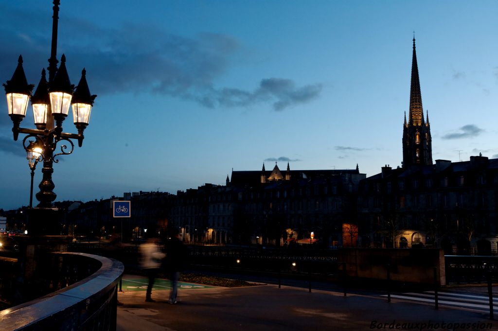 La nuit, un éclairage subtil la met en valeur.