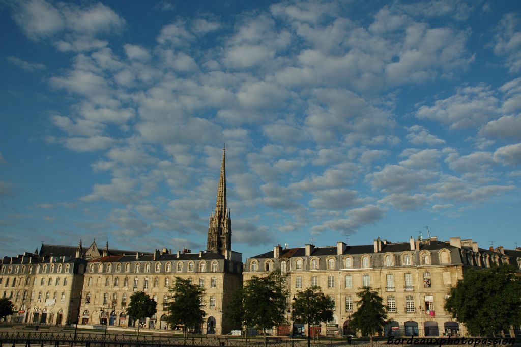 La façade XVIIIe offre un bel écrin au lever du soleil.