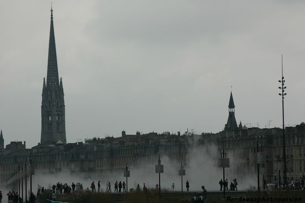 Depuis le miroir d'eau, on peut encore l'admirer.