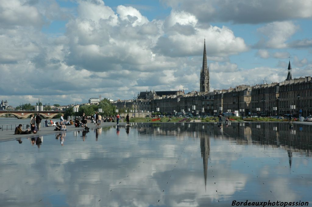 La flèche prend un malin plaisir à se refléter dans le miroir d'eau quelle que soit l'heure de la journée.