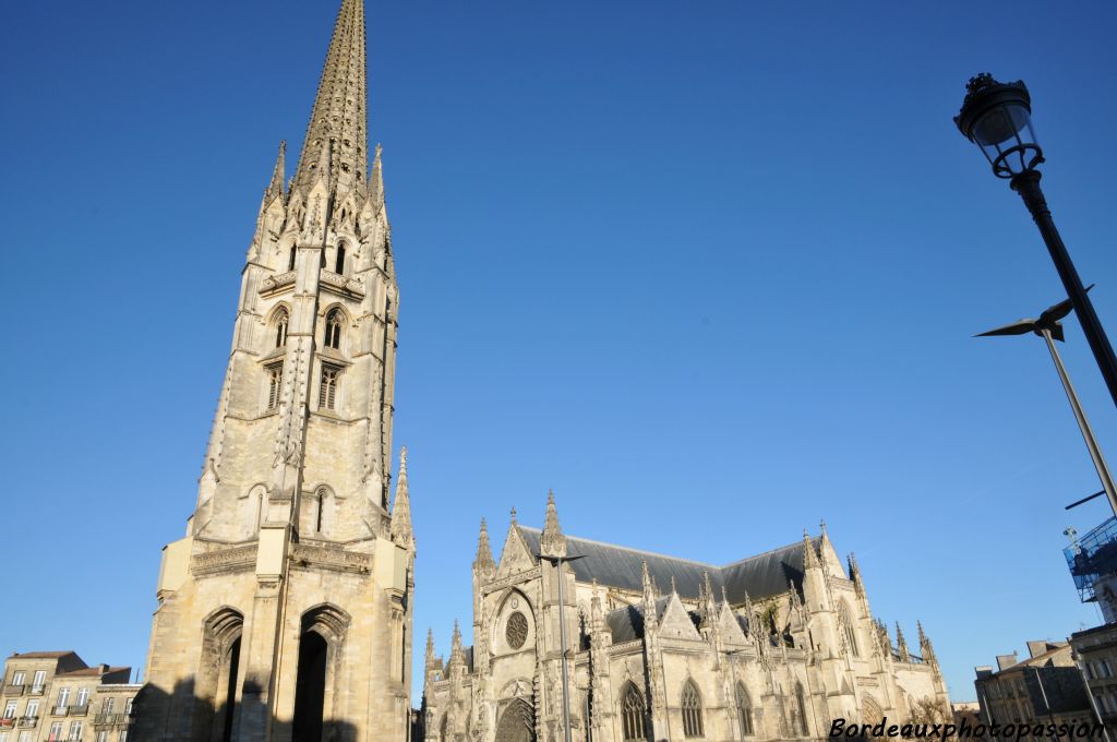 La cathédrale Saint-André et la basilique Saint-Michel ont un point commun : un clocher indépendant.