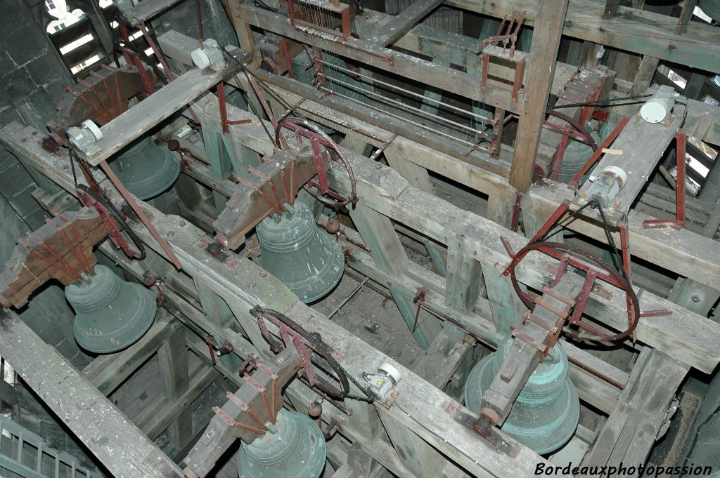 Le campanile de la basilique Saint-Michel est doté d'un carillon de 22 cloches.