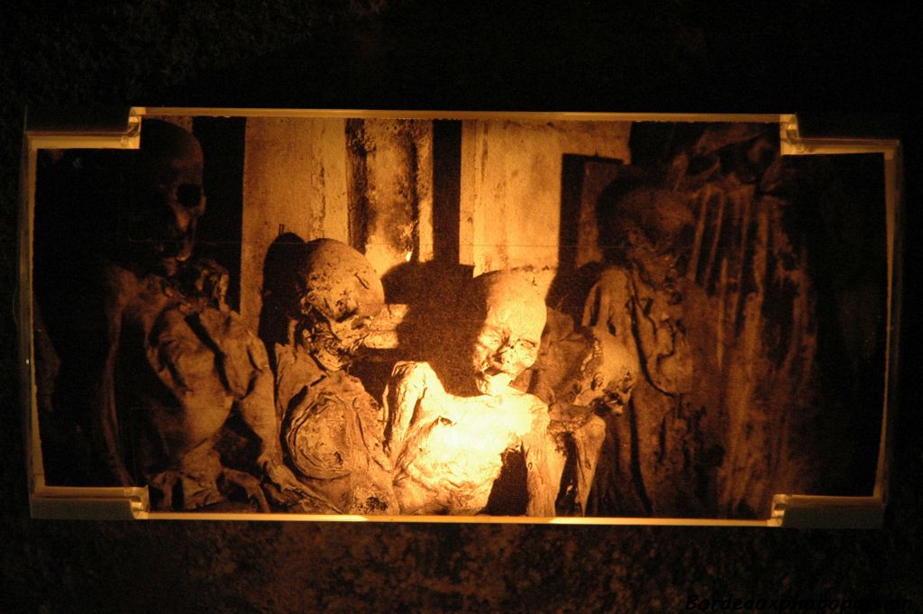 De ce charnier-cimetière ont été extraites et exposées au XVIIIe siècle, des momies.