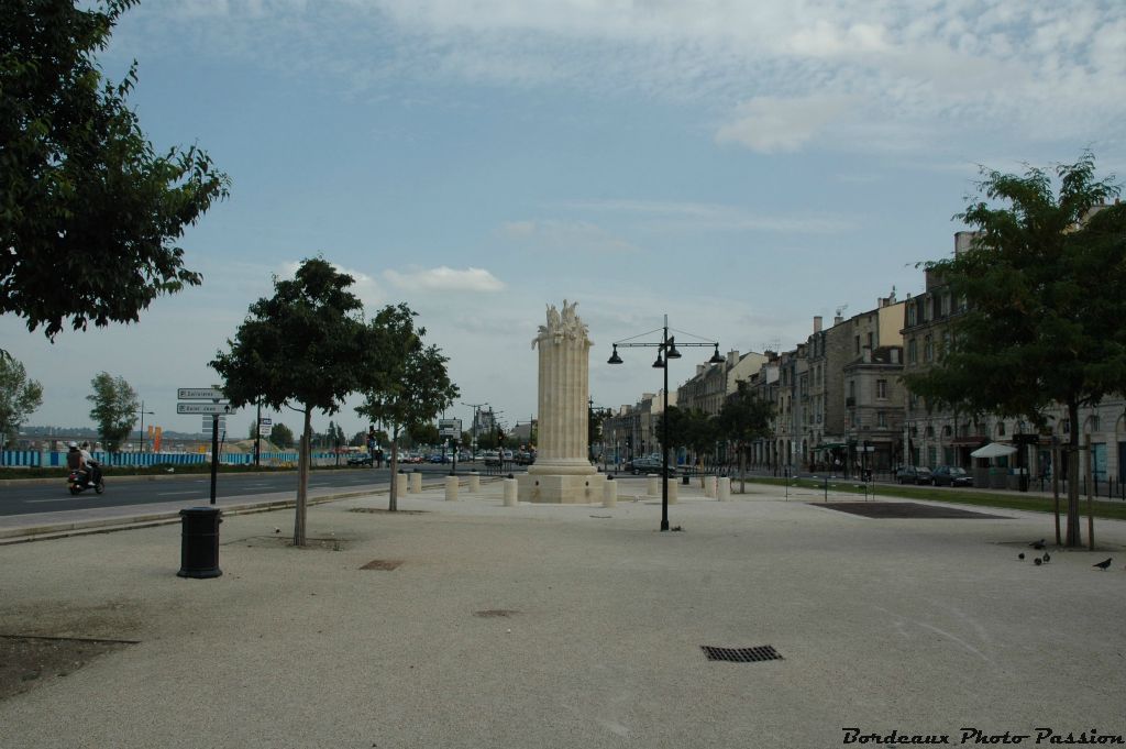 Située entre le pont de pierre et la gare Saint-Jean, la fontaine de la Grave vient de retrouver sa place. Elle avait disparu suite à la construction du parking des Salinières pendant quatre années.