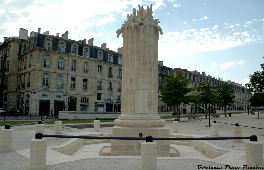 Cette colonne-fontaine a retrouvé sa blondeur d'origine sur un fond de façades rajeunies.