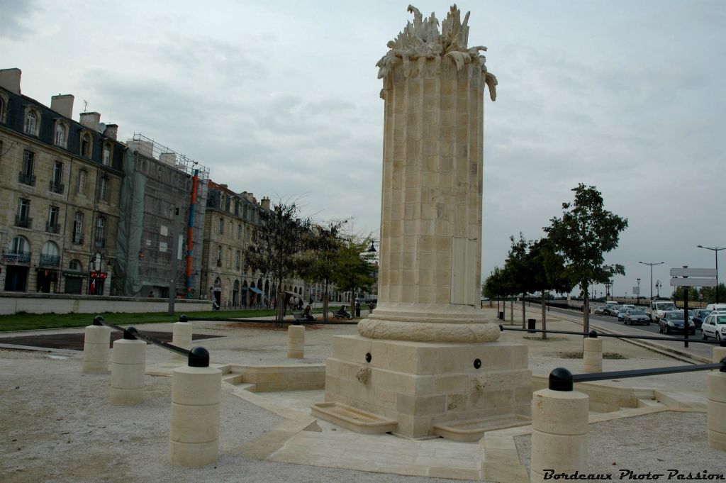 Au fond à gauche, la place Bir-Hakeim et à droite le pont de pierre... c'est à peu près l'endroit où elle se trouvait avant son déplacement.