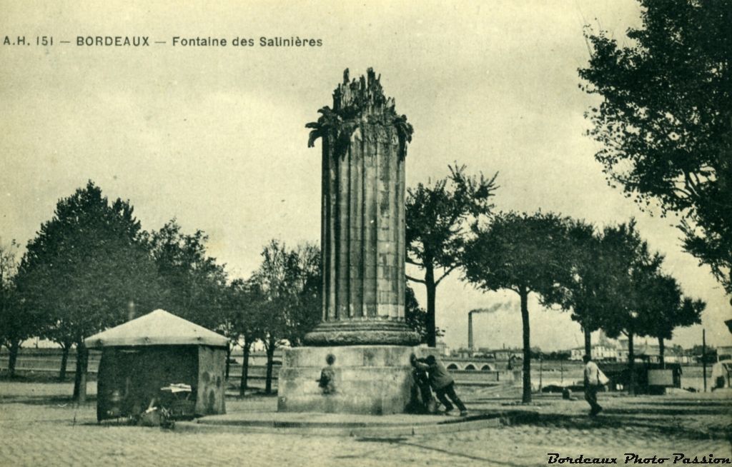 Fontaine de la Grave ou fontaine des Salinières car elle est située sur les quais des Salinières.