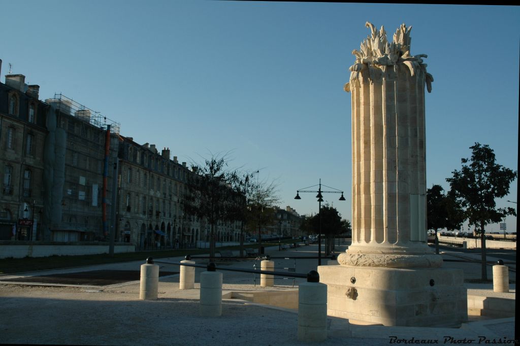 C'est l'architecte Richard-François Bonfin qui a conçu en 1788 cette fontaine pour résoudre les problèmes d'eau à Bordeaux.