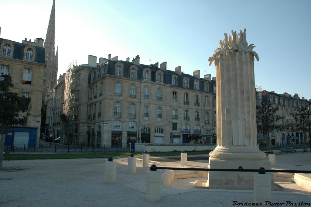 La fontaine actuelle implantée dans l'axe de la rue des Faures, a été remontée, par A.R. Leulier,  en cohérence  avec le projet de l'architecte Corajou, maître d'œuvre de l'aménagement des quais.
