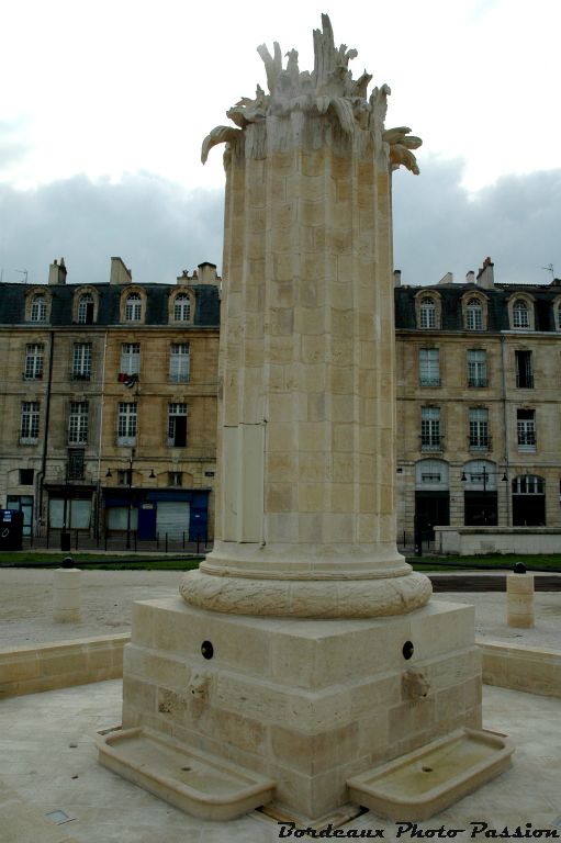 Si vous voulez vous désaltérer, il vous faudra descendre trois marches (sept à l'origine). Des lavabos recueillent l'eau qui s'écoule.