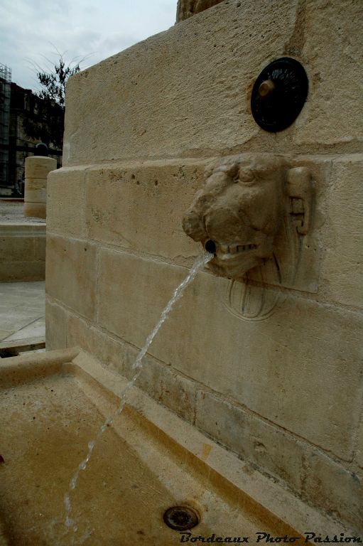 C'est l'artiste italien Florent Bonino, qui sculpta quatre têtes de lion dans l'esprit égyptien.