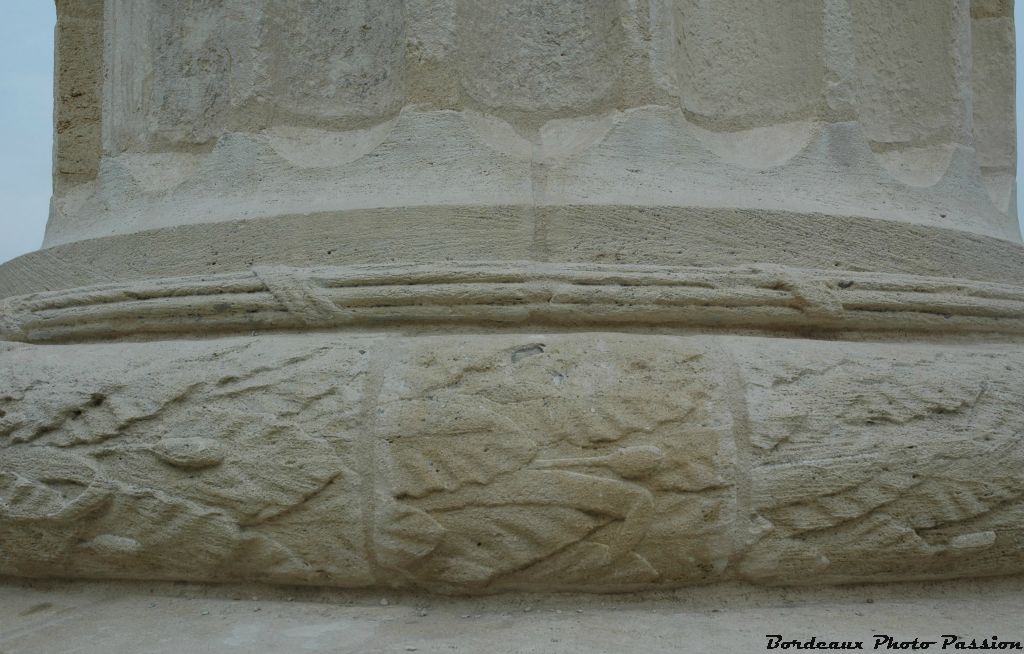 Cette couronne est surmontée de trois cordes tressées.