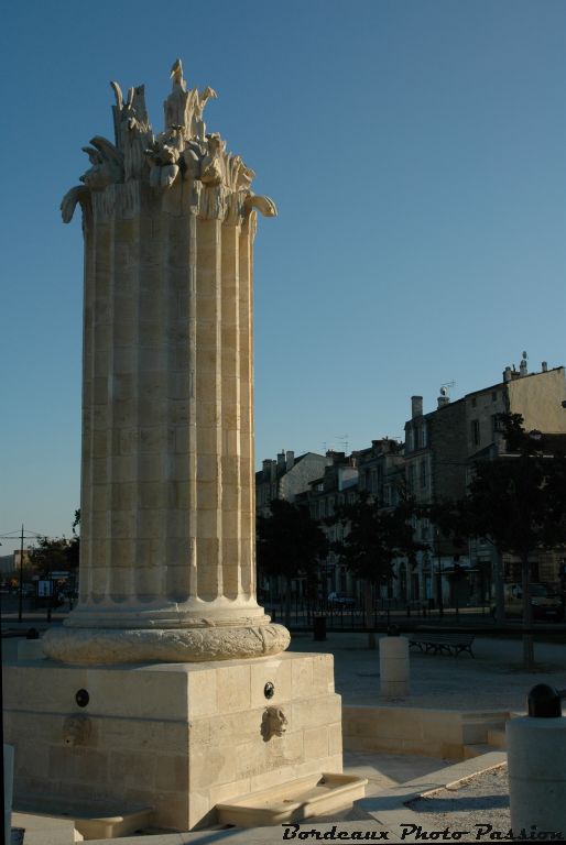 Des canelures gravées décorent la colonne...