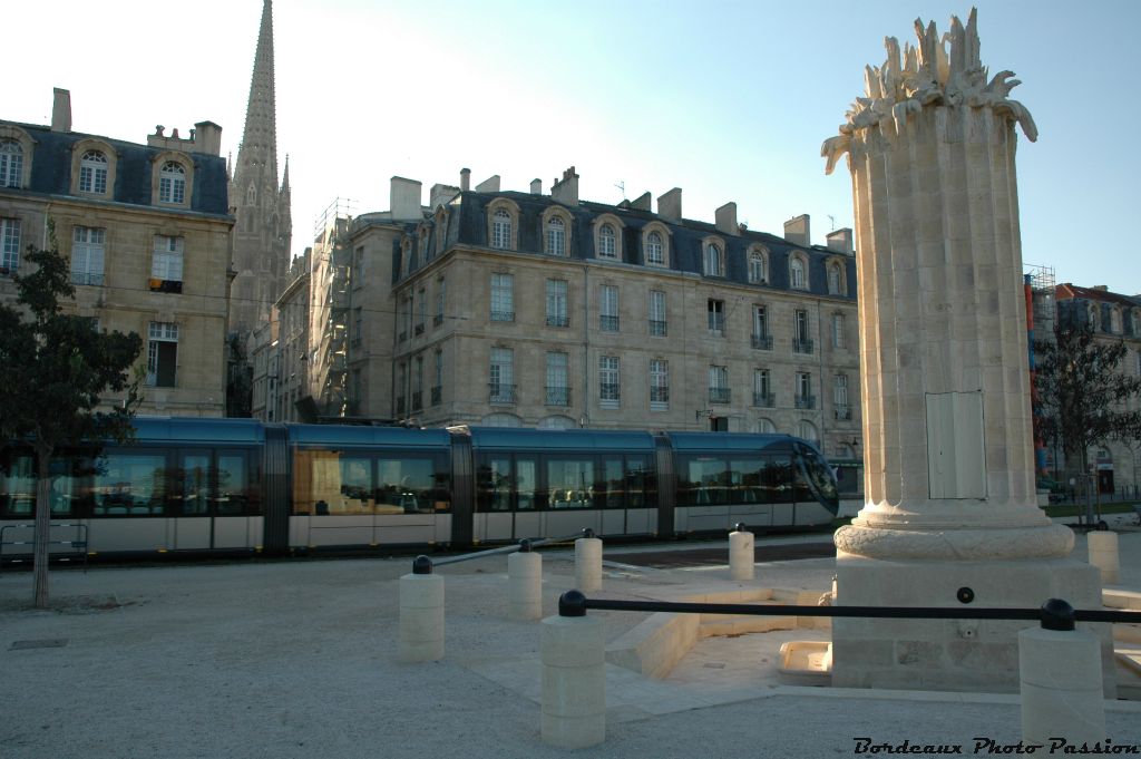 Mais ce qu'aime le plus la coquette colonne  c'est se mirer dans les vitres du tramway qui passe fréquemment à ses pieds.