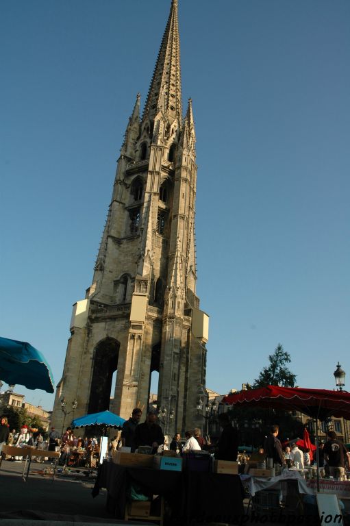 Tout autour de la flèche et de la basilique, les nombreux exposants ont répondu présent, le soleil et le public aussi.