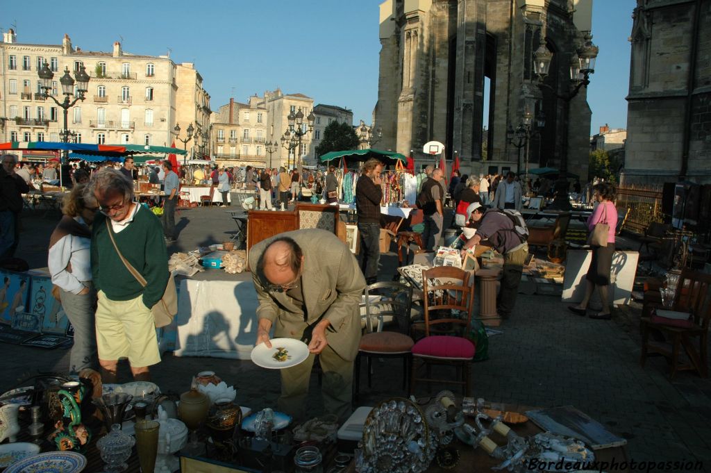 Quand on vient aux puces, on prend son temps, on flâne, on examine attentivement les objets exposés.