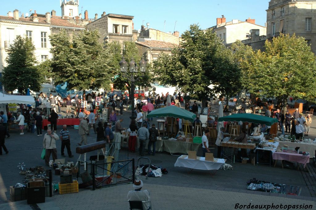 Le soleil joue à cache-cache avec la flèche. Au fil des minutes, en ce matin de septembre, le public arrive de plus en plus nombreux.