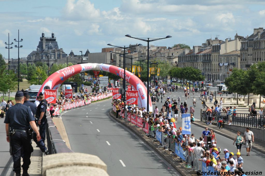 Vendredi 23 juillet 2010, la foule attend depuis plusieurs heures les coureurs du Tour de France. 