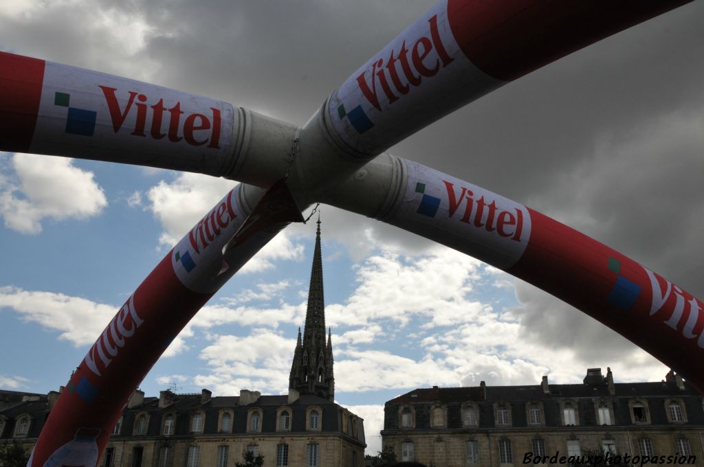 En fait il s'agit de la "flamme rouge" indiquant aux coureurs et suiveurs qu'ils sont précisement à 1 kilomètre de l'arrivée.