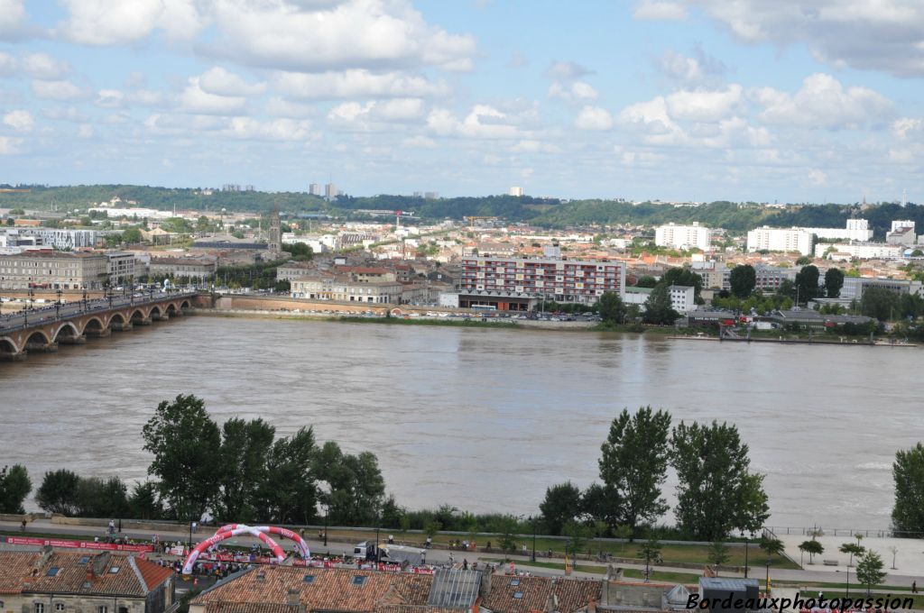 Depuis le haut de la flèche, le spectacle est moins bruyant.