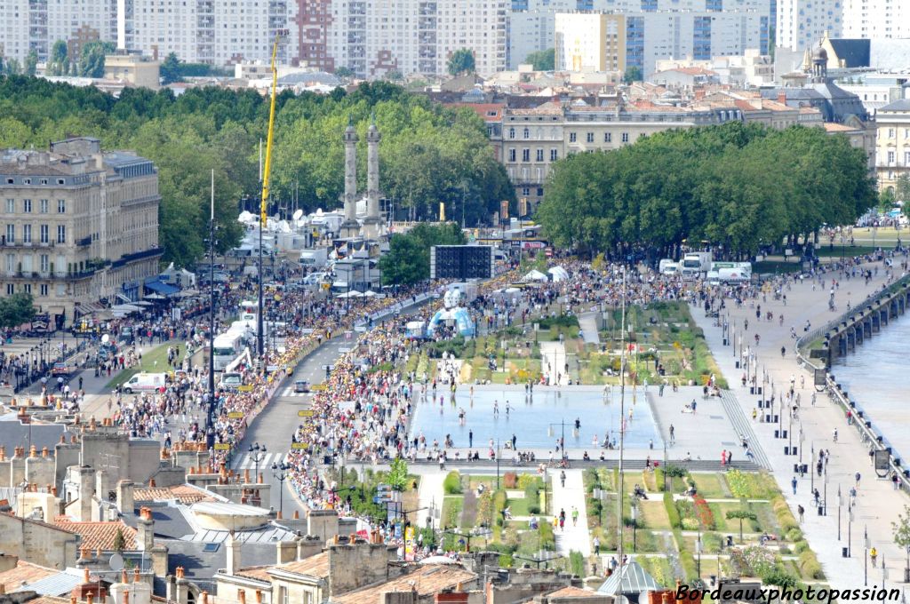 On aperçoit même la foule près de l'arrivée après le miroir d'eau exactement au niveau des colonnes rostrales de la place des Quinquonces.