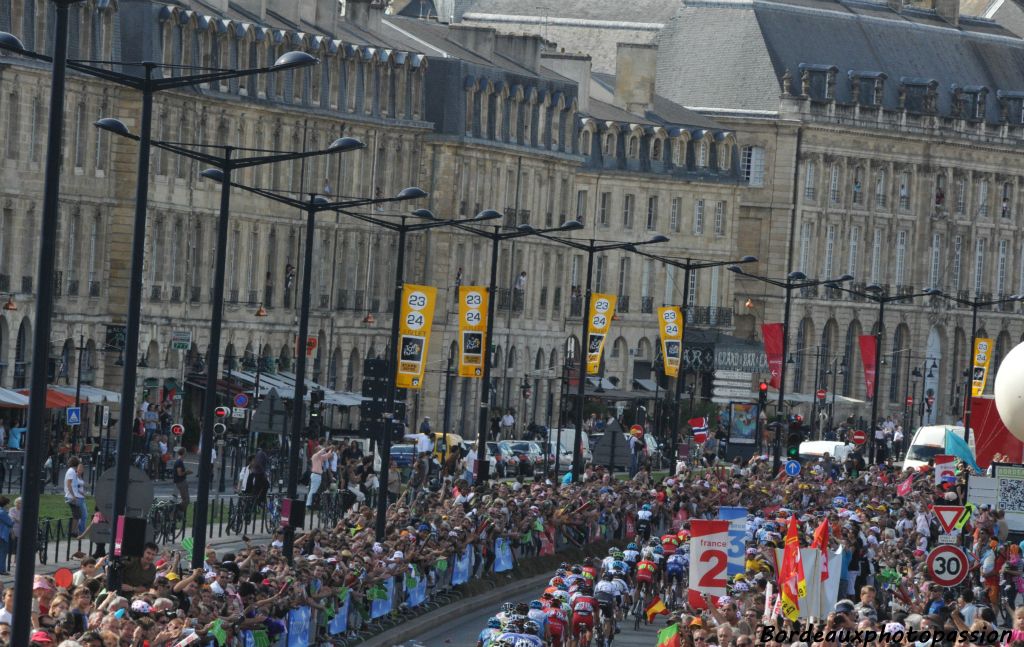 Quel magnifique spectacle que cette façade des quais ! Seuls les derniers coureurs et quelques suiveurs peuvent profiter du spectacle. Il n'y aura pourtant qu'un seul vainqueur : Mark Cavendish, meilleur sprinteur sur ce tour !