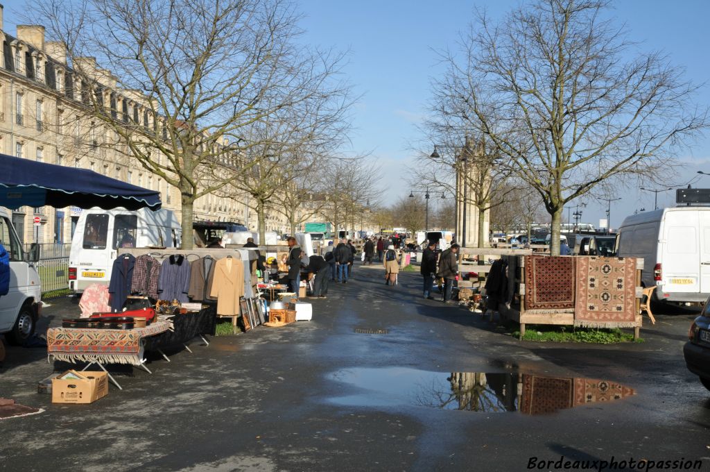 Pendant ces 2 années de travaux, marchés et puces ont trouvé de l'espace sur le quai Sainte-Croix. 