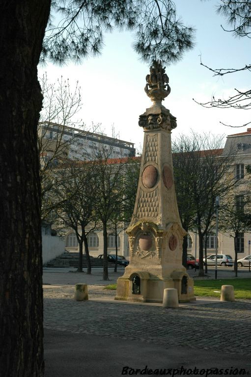 Pourquoi garder une vieille fontaine, construite au XIXe siècle par l'architecte Jean Burguet, alors que les bâtiments en construction aux alentours sont franchement modernes ?