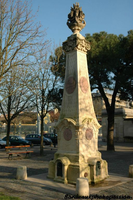 Elle fut implantée sur le square André Lhote, peintre du quartier Mériadeck le 21 décembre 1996.