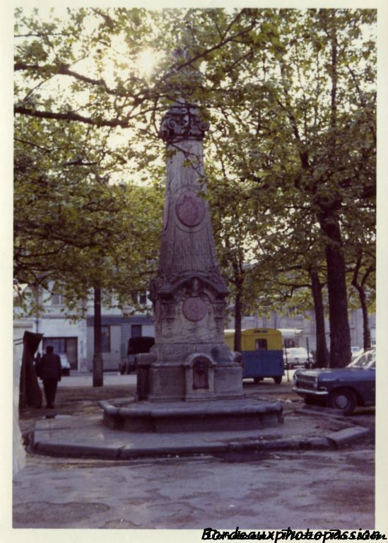 La voici sur son lieu original. Elle fut démontée en 1972. Elle resta longtemps le seul point d'eau du quartier et le symbole de toute une population cosmopolite.(Photo Francis Baudy)