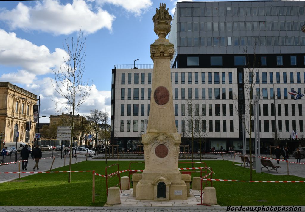 La fontaine a changé de place. Elle est toute proche de la nouvelle cité municipale...