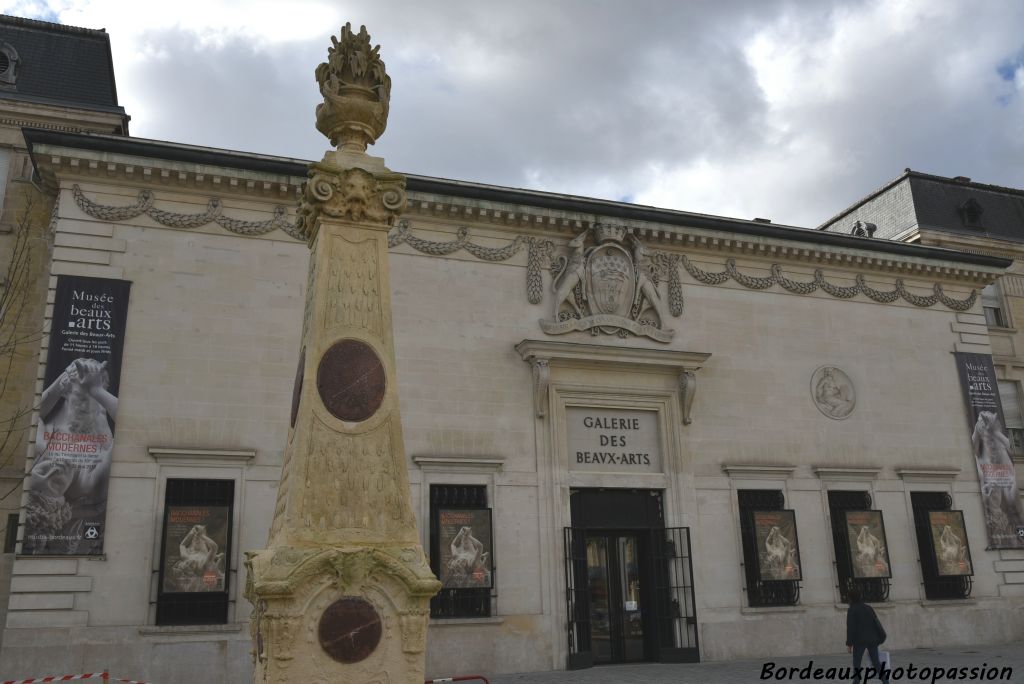 devant la galerie desz Beaux-Arts.