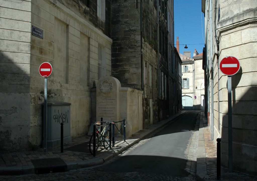 Parallèlement à la rue Fondaudège, le passage Robert-Picqué a la particularité d'attirer le regard du passant avec un petit monument sobre : la fontaine d'Audège.