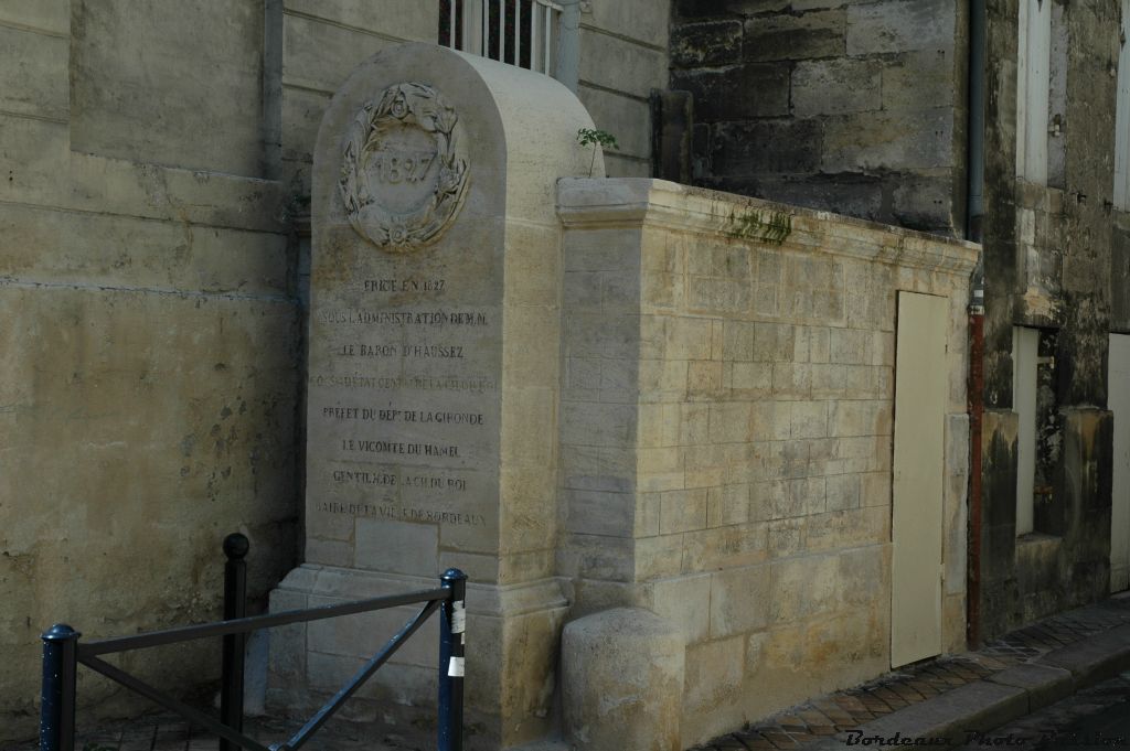 Cette fontaine dû à l'architecte Bonino est discrètement placée contre un immeuble. Elle porte la date de 1827 et c'est M. Durand directeur du Service des Eaux de la ville qui la fit bâtir.