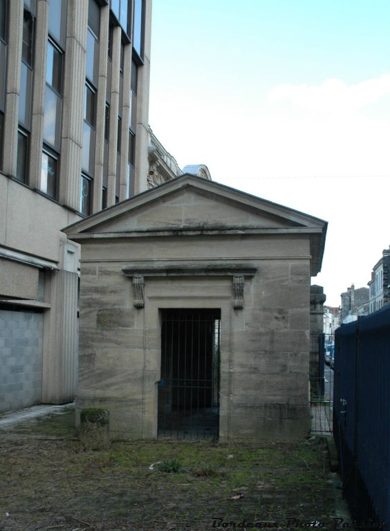 La fontaine Figereau, rue Laroche, près du Jardin public est alimentée par l'une des plus anciennes sources connues de Bordeaux.