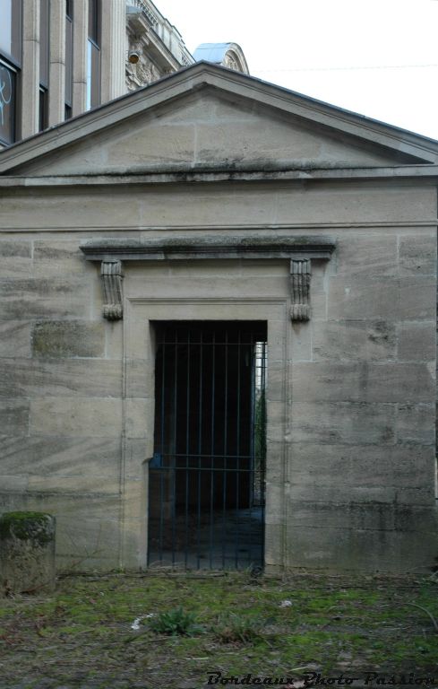 Au XVIIIe siècle, la fontaine avait une forme pyramidale autour de laquelle la foule venait, chargée de cruches, trouvant une eau fraîche et pure.