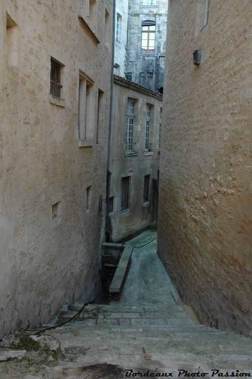 Rare témoignage de l'époque médiévale, l'impasse Bouquière est bien gardée par une grille. Elle donne sur le n° 52 du Cours Victor Hugo.