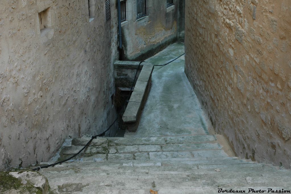 Entre ces deux murs, on peut imaginer des mendiants venant s'épouiller d'où l'ancien nom de rue des Pédouillets