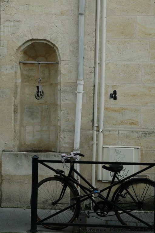 Insolite ce puits dans le mur d'une maison rue Naujac.