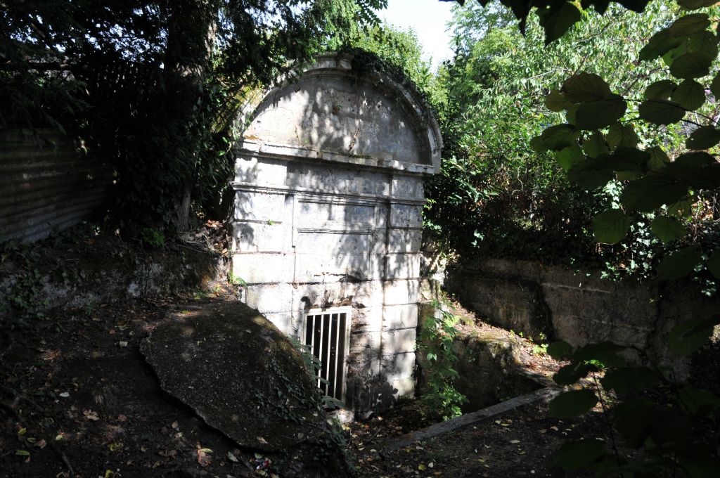 Bien cachée tout au bout d'une allée dans la rue Cyrano à Caudéran, cette fontaine attend une réabilitation et des informations sur son origine.