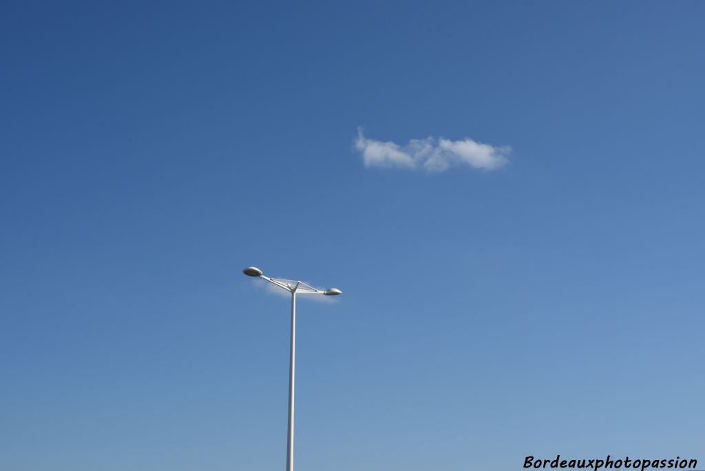 Petit Nuage s'est fait piéger dans un lampadaire. Papa Nuage plus haut pointe son index : Je t'avais dit de faire attention !