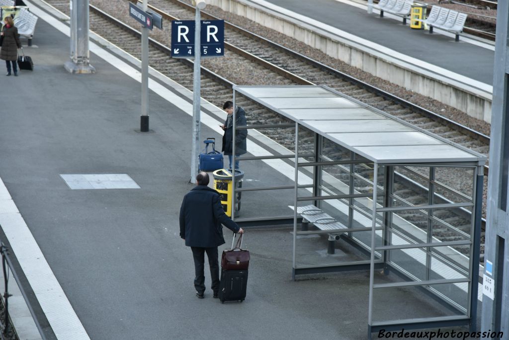 Rencontre sur le quai de la gare... Hésitation.