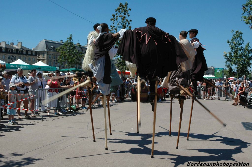 Échassiers landais à l'occasion de la fête du vin sur les quais.