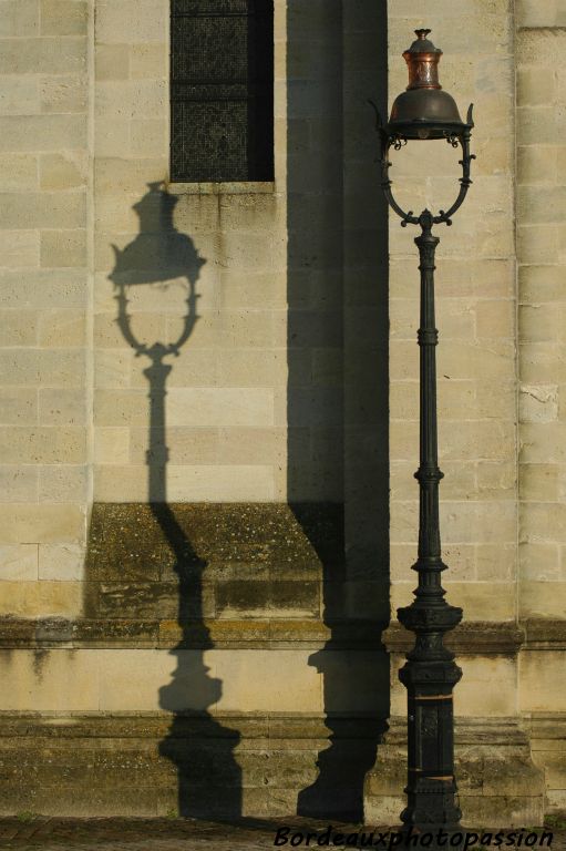 Près de l'église Sainte-Croix.