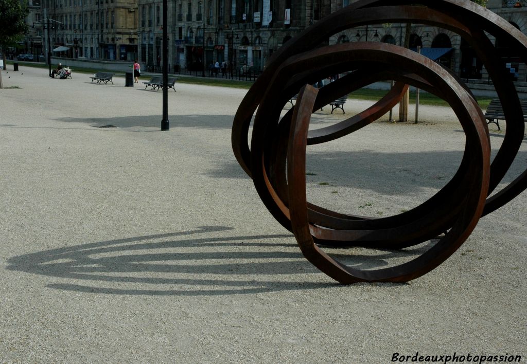 ... des sculptures de Bernar Venet.